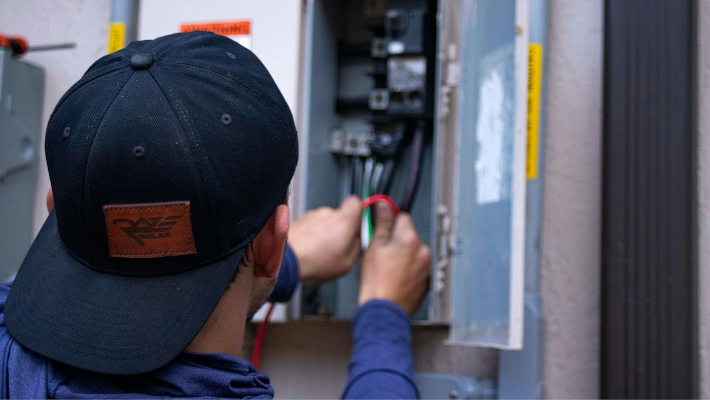 Electricista trabajando en un tablero de distribución
